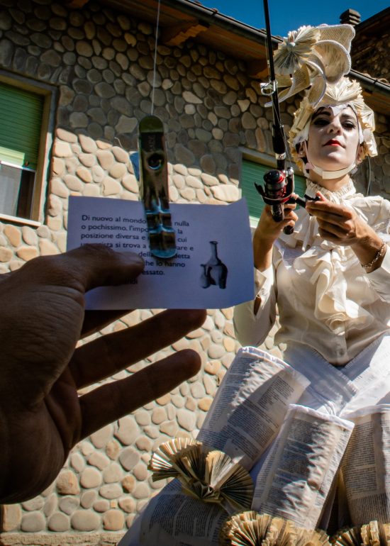 Performance poetica sui trampoli